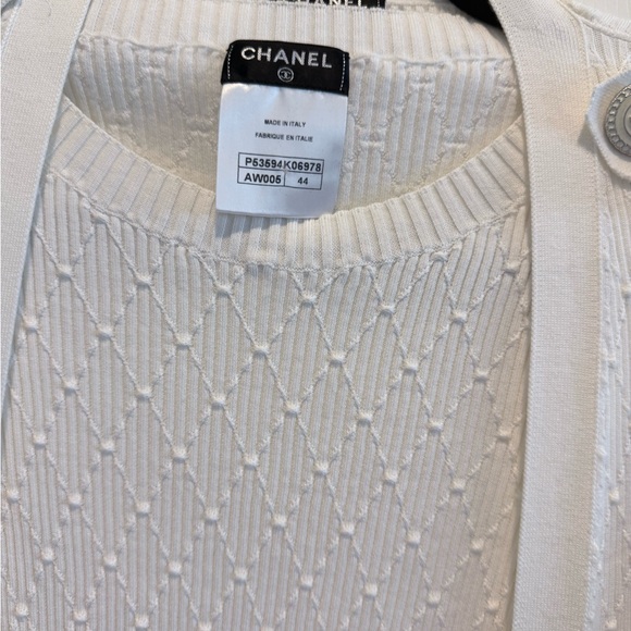 CHANEL Elegant Cream Cardigan Set - Picture 2 of 16